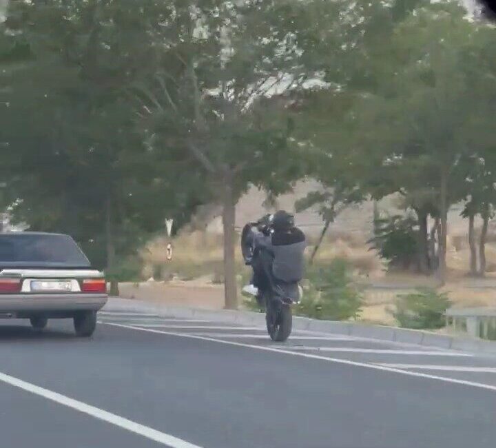 Nevşehir ilinde bir sürücü, plakasız motosikletiyle ilerlerken tek teker üzerinde