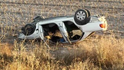 Aksaray’da bir sürücü, direksiyon kontrolünü yitirerek tarlaya uçan aracın takla