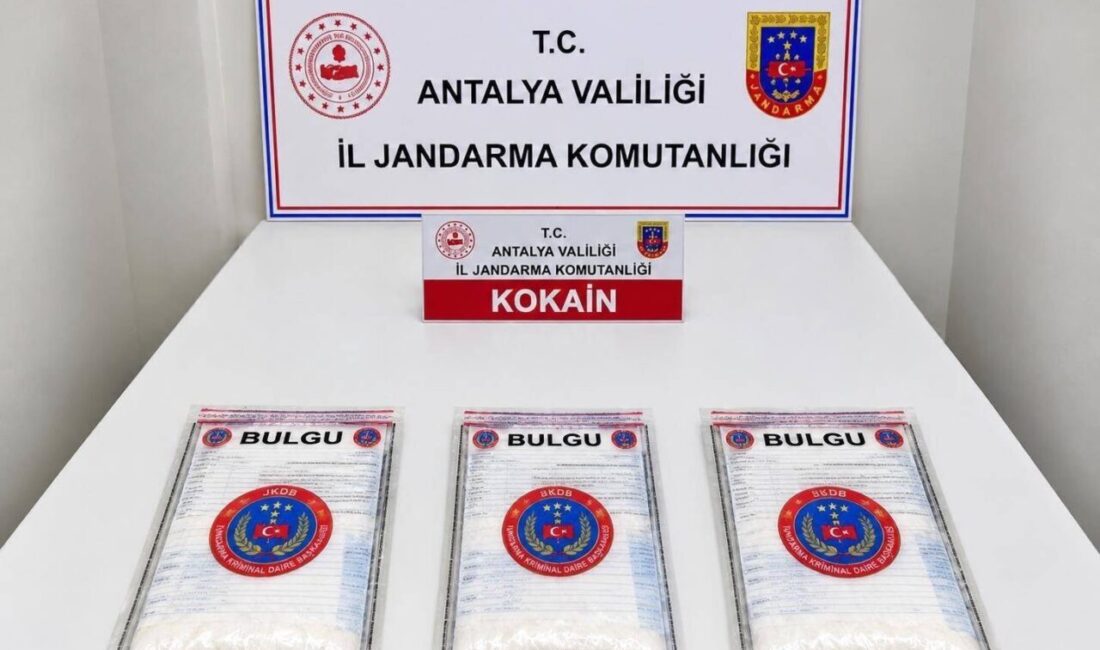 Aksu ilçesindeki olayda, bir araçta 2 kilo 750 gram kokain