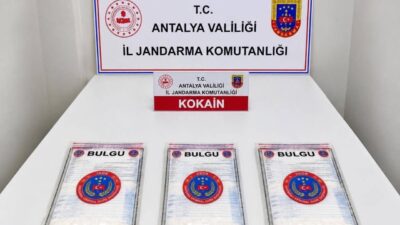 Aksu ilçesindeki olayda, bir araçta 2 kilo 750 gram kokain