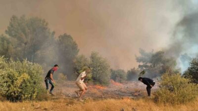 Aksu ilçesinde dün öğle saatlerinde başlayan ve rüzgarın etkisiyle hızla