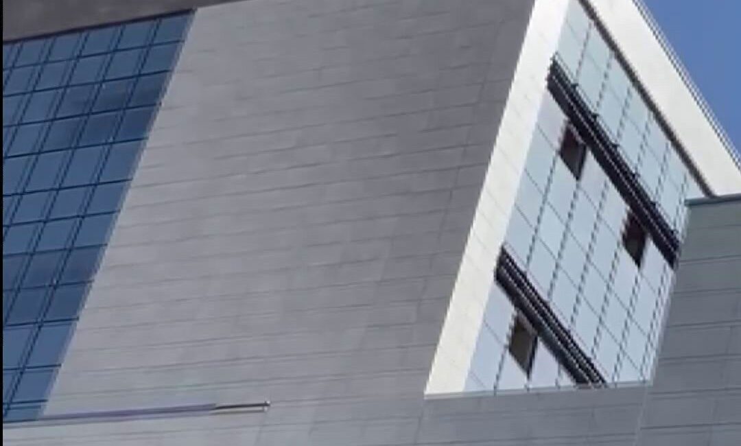 Diyarbakır’ın Kayapınar ilçesinde bir işçi, alacaklarını alamadığını belirterek inşaatın çatısına