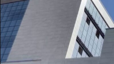 Diyarbakır’ın Kayapınar ilçesinde bir işçi, alacaklarını alamadığını belirterek inşaatın çatısına