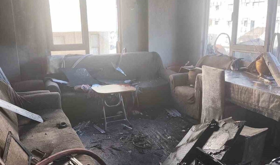 Alanya ilçesinde bulunan 5 katlı bir apartmanın en üst katındaki
