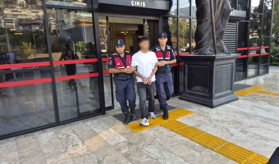 Alanya ilçesinde gece saatlerinde trafik kontrolü sırasında polise silah çekme