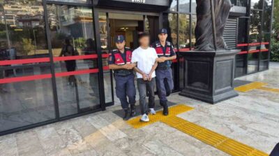 Alanya ilçesinde gece saatlerinde trafik kontrolü sırasında polise silah çekme