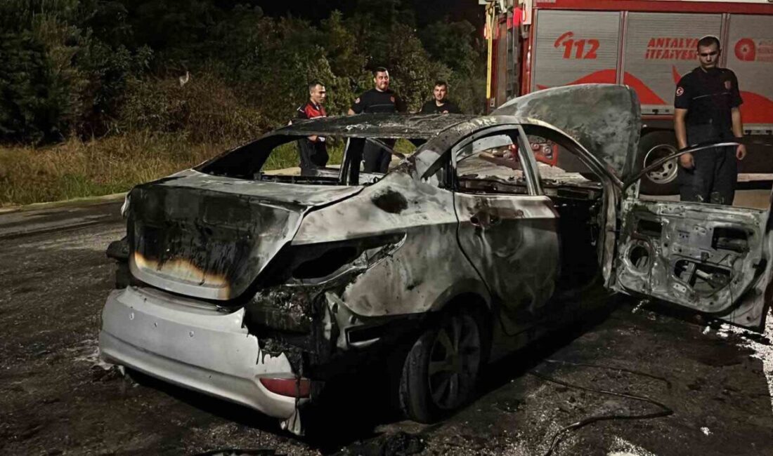 Alanya ilçesinde seyir halindeki bir otomobil, motor kısmından yükselen dumanlar