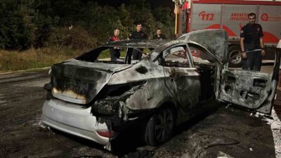 Alanya ilçesinde seyir halindeki bir otomobil, motor kısmından yükselen dumanlar