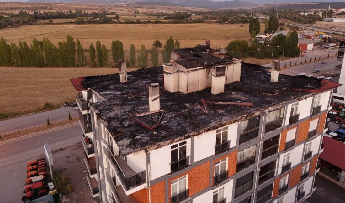 Beyşehir ilçesindeki Konya’da, 5 katlı bir apartmanın çatısında çıkan yangın,