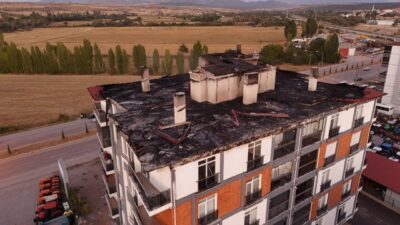 Beyşehir ilçesindeki Konya’da, 5 katlı bir apartmanın çatısında çıkan yangın,
