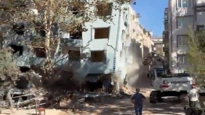 Bursa’nın Mustafakemalpaşa ilçesindeki bir apartmanın yıkımı sırasında endişe verici anlar