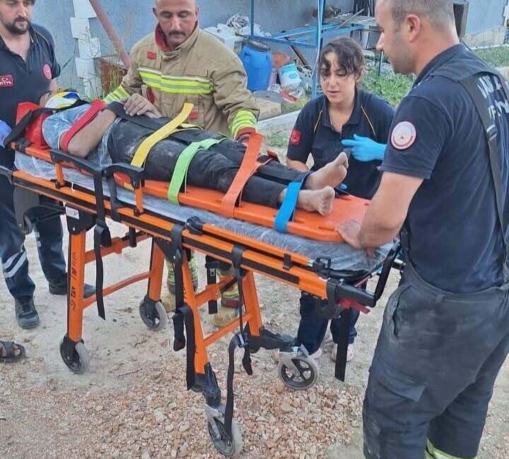 Altınözü ilçesinde meydana gelen traktör kazasında, traktör devrilerek altında kalan