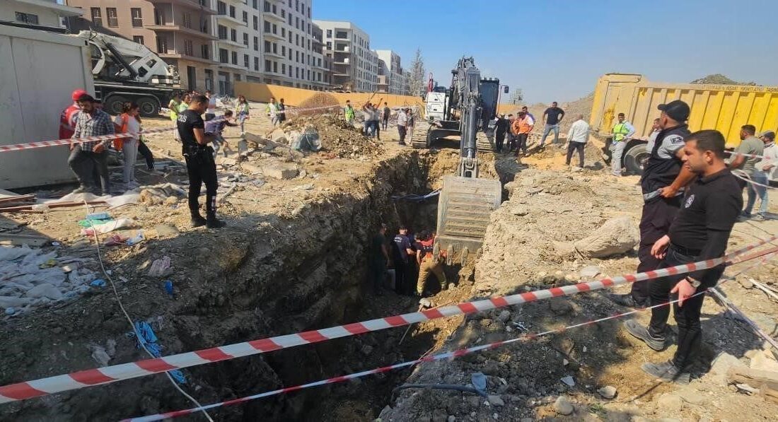 Hatay’da altyapı çalışmaları sırasında meydana gelen toprak kayması sonucu 2
