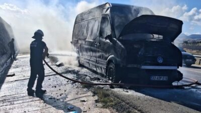Amasya’da seyir halindeki bir kamyonette çıkan yangın, itfaiye ekipleri tarafından