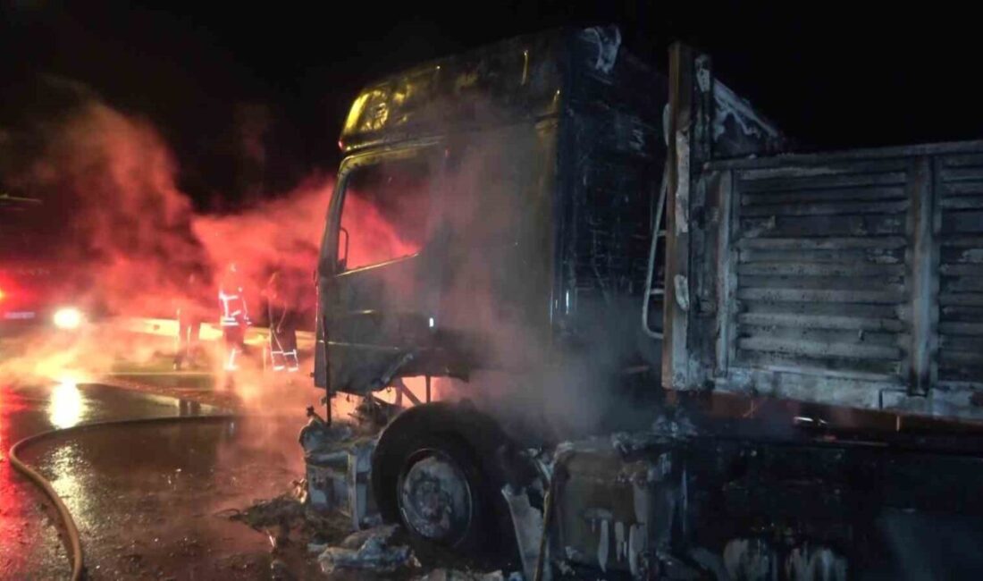 Amasya’da seyir halindeyken kupa kısmından alev alan bir tır, kısa