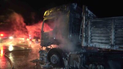 Amasya’da seyir halindeyken kupa kısmından alev alan bir tır, kısa