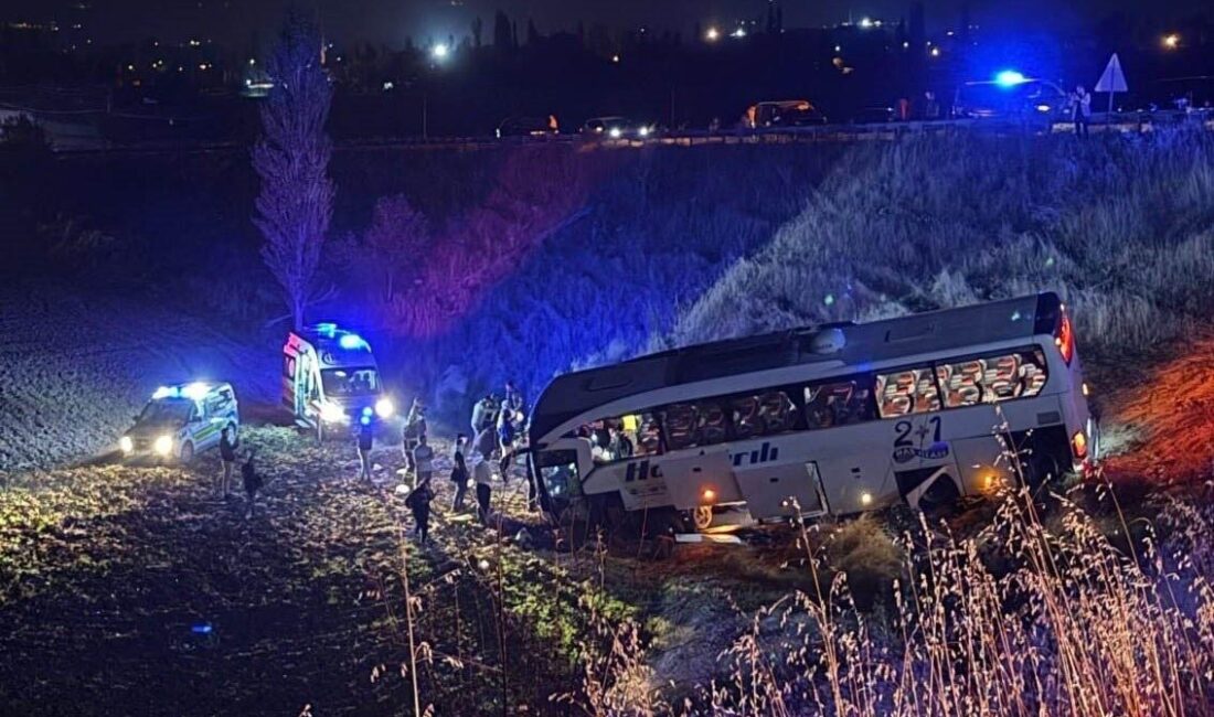 Amasya’da bir yolcu otobüsü, bariyerlere çarparak şarampole uçtu ve sonucunda