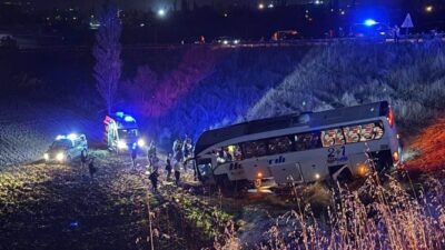 Amasya’da bir yolcu otobüsü, bariyerlere çarparak şarampole uçtu ve sonucunda