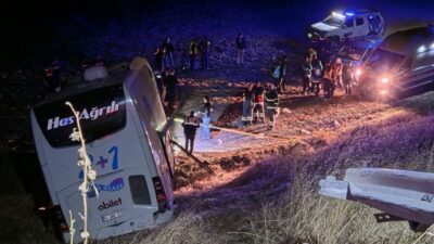 Amasya’da meydana gelen bir kaza sonucunda bir yolcu otobüsü, bariyerlere