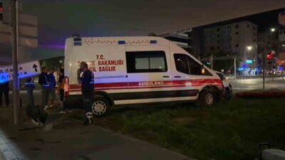 Kayseri’nin Kocasinan ilçesinde meydana gelen trafik kazasında ambulans ile otomobil