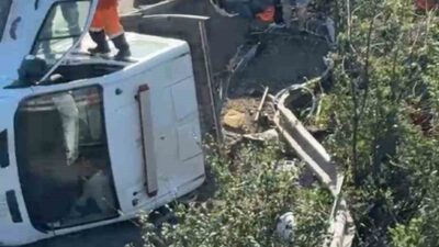 Anadolu Otoyolu’nda Sakarya geçişinde çekicinin emniyet şeridinde ot biçme çalışması