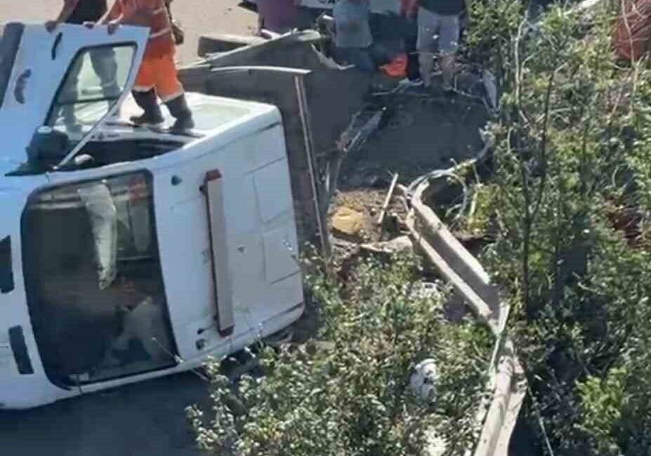 Anadolu Otoyolu’nda Sakarya geçişinde çekicinin emniyet şeridinde ot biçme çalışması