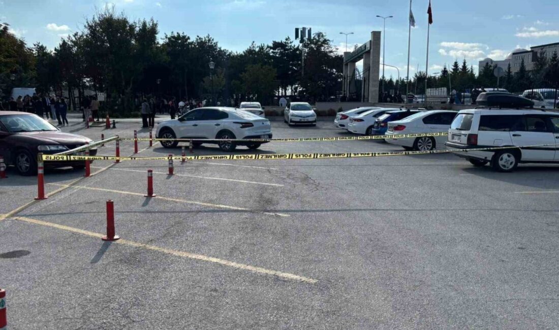 Ankara’da Anayasa Mahkemesi önünde protesto düzenleyen emekliler arasında yer alan