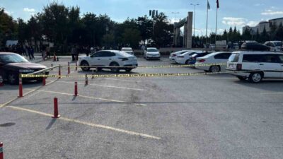Ankara’da Anayasa Mahkemesi önünde protesto düzenleyen emekliler arasında yer alan