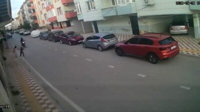 Bursa’nın Karacabey ilçesinde, bir motosiklet aniden yola çıkan küçük bir