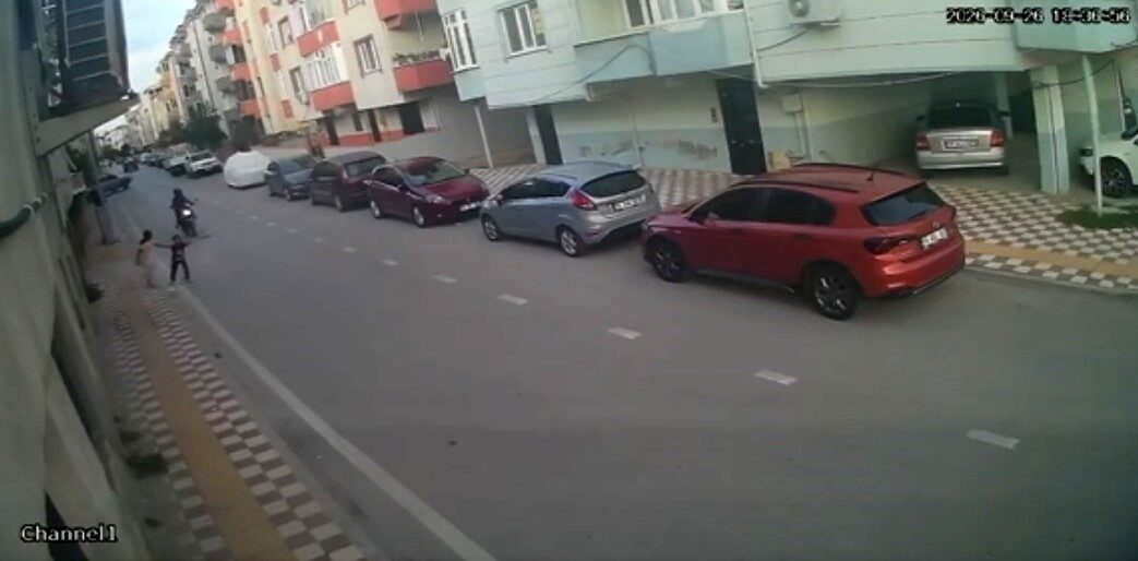 Bursa’nın Karacabey ilçesinde, bir motosiklet aniden yola çıkan küçük bir