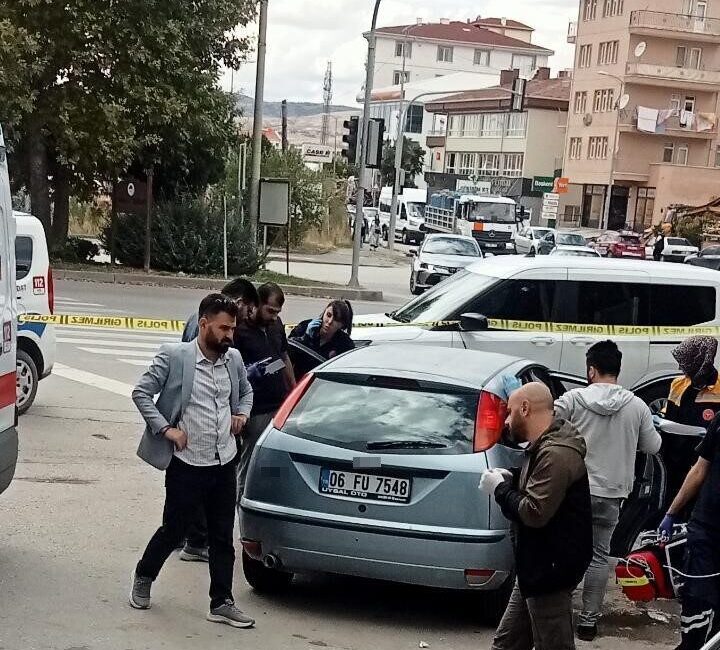 Ankara’nın Çubuk ilçesinde, park halindeki bir otomobilde 2 kişinin cansız