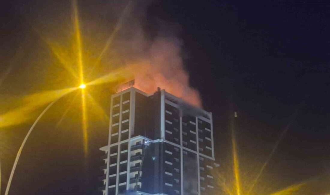 Altındağ ilçesinde bulunan bir binanın çatısında çıkan yangın, itfaiye ekiplerinin