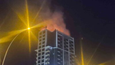 Altındağ ilçesinde bulunan bir binanın çatısında çıkan yangın, itfaiye ekiplerinin