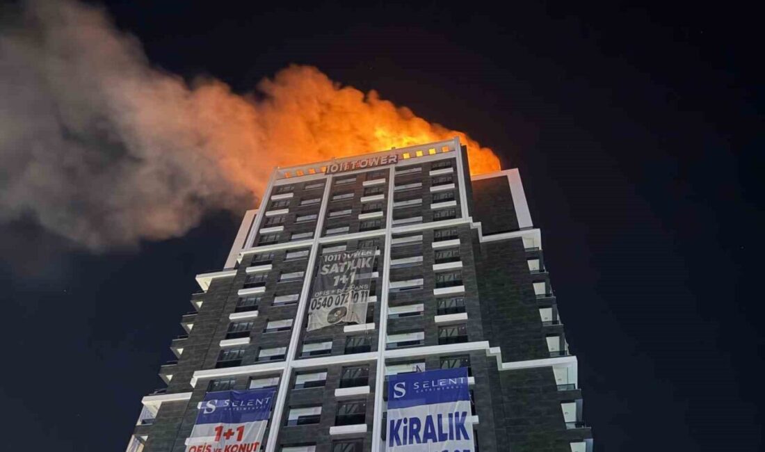 Altındağ ilçesindeki bir binanın çatısında çıkan yangına itfaiye ekipleri müdahale