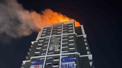 Altındağ ilçesindeki bir binanın çatısında çıkan yangına itfaiye ekipleri müdahale