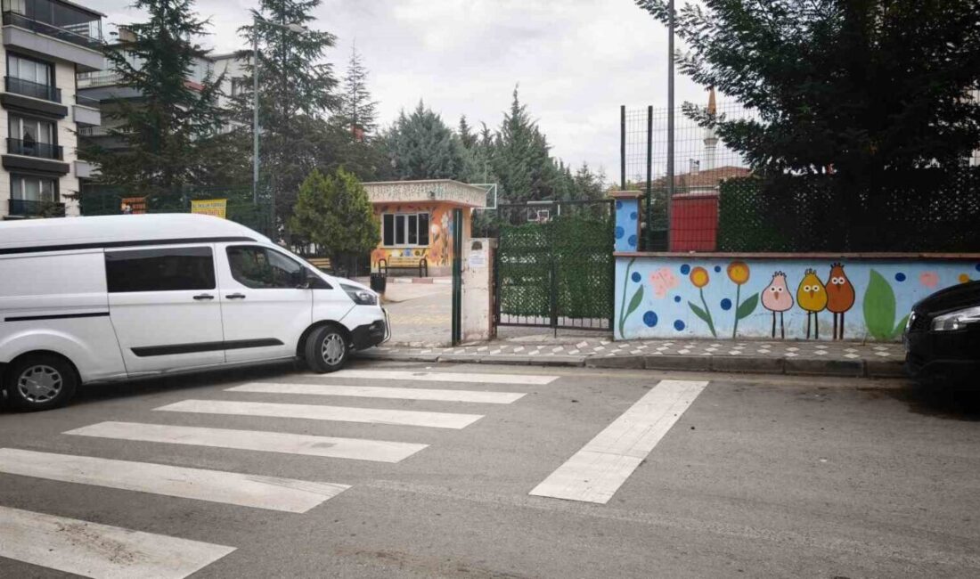 Etimesgut ilçesinde, boşanma sürecinde olduğu belirtilen bir kişi, eşini okul