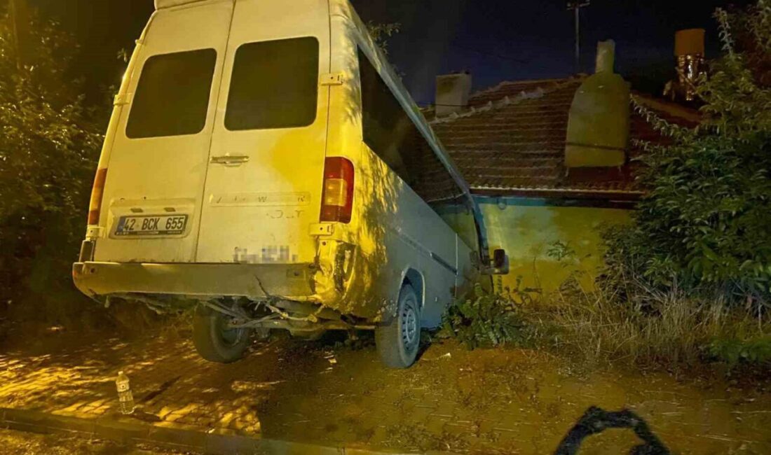 Elmadağ ilçesinde, el freni çekilmemiş olan bir minibüs, bir duvara