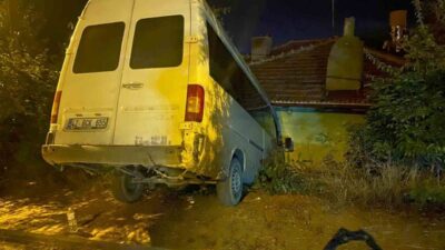 Elmadağ ilçesinde, el freni çekilmemiş olan bir minibüs, bir duvara