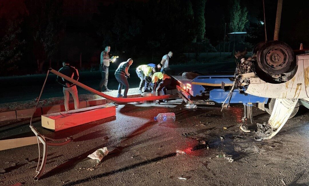 Ankara’nın Pursaklar ilçesinde yaşanan bir trafik kazasında otomobilin devrilmesi sonucunda
