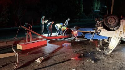 Ankara’nın Pursaklar ilçesinde yaşanan bir trafik kazasında otomobilin devrilmesi sonucunda