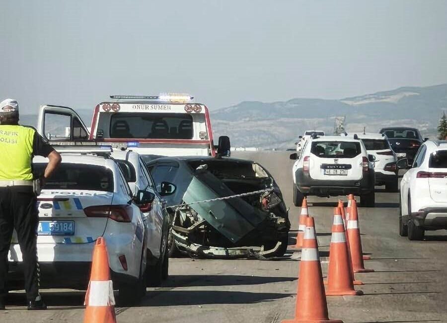 Ankara-İstanbul karayolunda meydana gelen bir trafik kazasında otomobil ile yakıt