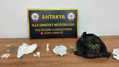 Hatay’ın Antakya ilçesinde polis ekipleri tarafından yapılan operasyonda 3 kişi