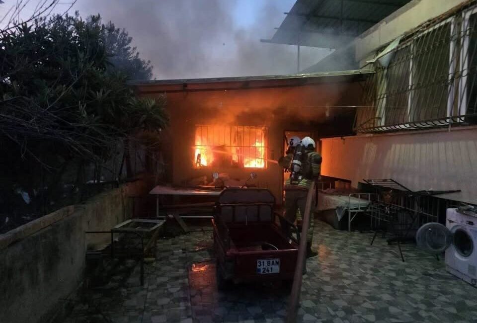 Hatay’da ev yangınının şiddeti arttı, ancak ekiplerin koordineli çabalarıyla yangın