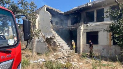 Antakya ilçesindeki bir metruk binada çıkan yangın, ekiplerin hızlı müdahalesi