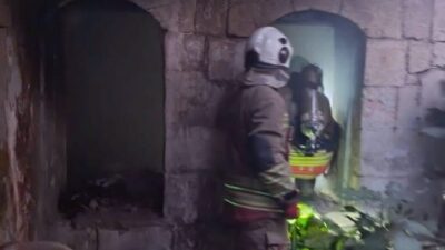 Antakya ilçesinde bulunan bir metruk binada çıkan yangın, ekiplerin hızlı