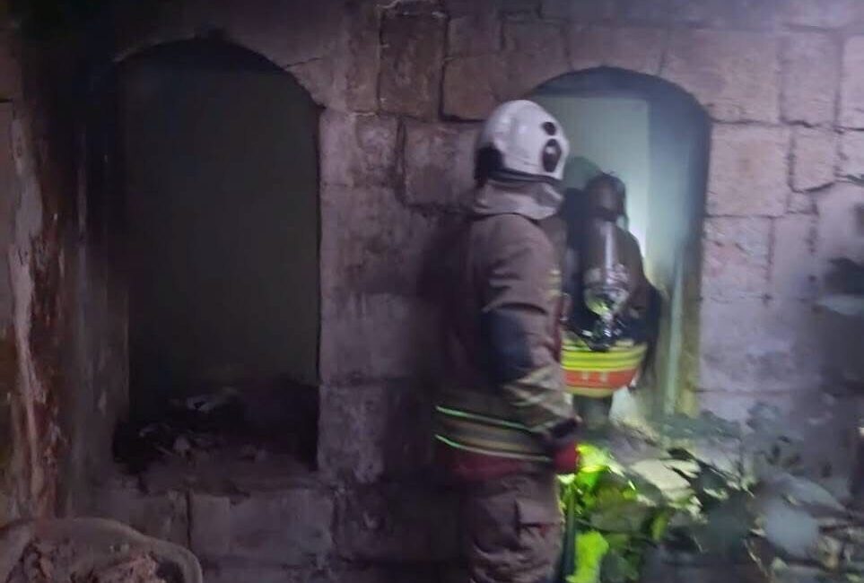 Antakya ilçesinde bulunan bir metruk binada çıkan yangın, ekiplerin hızlı