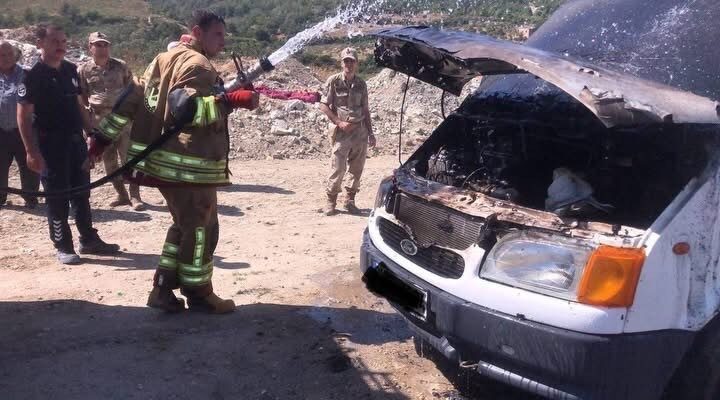 Hatay’ın Antakya ilçesinde, minibüsün motor kısmında çıkan yangın, ekiplerin hızlı