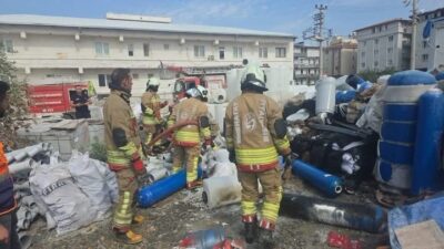 Antakya ilçesinde bir şantiye alanında meydana gelen malzeme yangını, ekiplerin