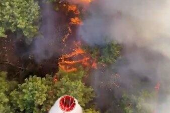 Antalya’nın Aksu ilçesinde başlayan orman yangınına ekipler, hava ve karadan