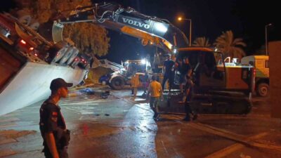 Manavgat ilçesinde bir dolmuş durağında beklerken devrilen bir tırın altında